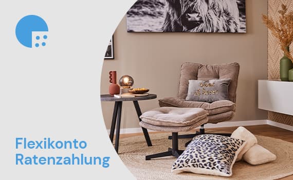 Flexikonto Ratenzahlung – Gemütlicher Wohnbereich mit beigem Sessel, Beistelltisch und Kissen auf Teppich
