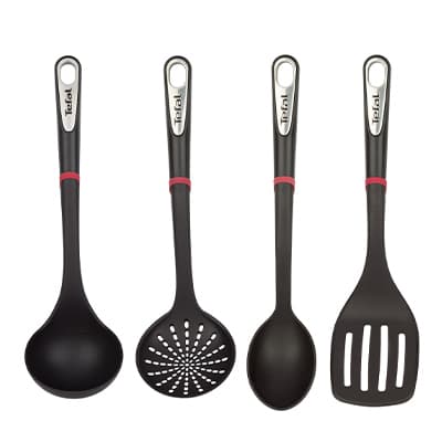 Vier schwarze Küchenutensilien – Suppenkelle, Schaumlöffel, Kochlöffel und Pfannenwender in einer Reihe nebeneinander