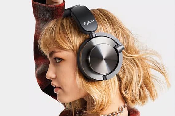 Staubsaugerkopf reinigt verschmutzte Fliesen mit rotem Fleck