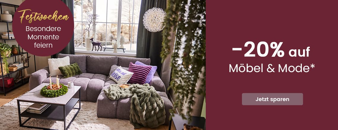 Festwochen – Besondere Momente feiern – 20 % auf Möbel & Mode – gemütliches Wohnzimmer mit grauer Couch und weihnachtlicher Deko