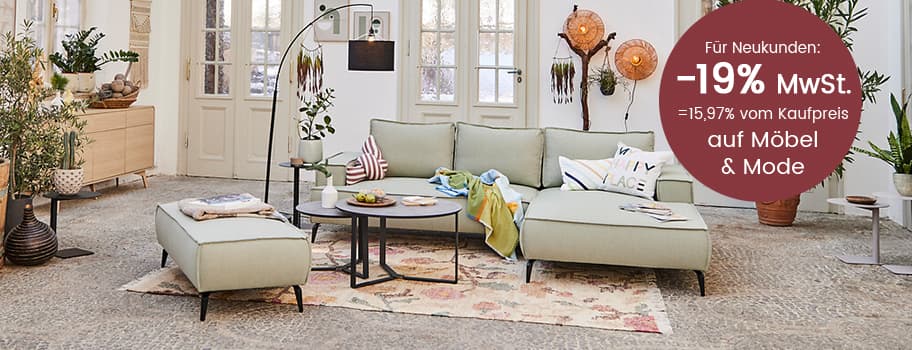 Für Neukunden: -19 % MwSt. auf Möbel & Mode – helles Wohnzimmer mit grüner Couch und dekorativen Pflanzen