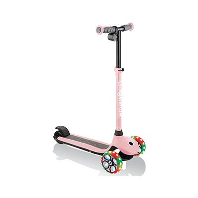 Rosa E-Scooter mit bunten Leuchtrollen