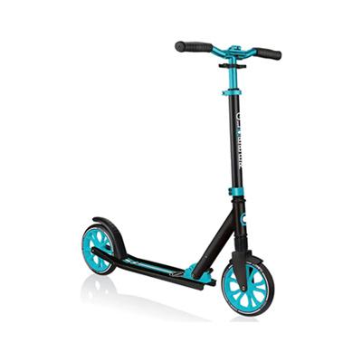 Schwarzer Scooter mit blauen Akzenten