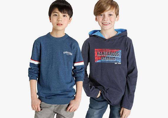 Zwei Jungen in stylischen blauen Pullovern und Jeans