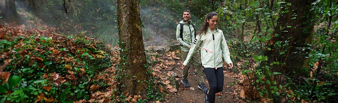 Eine Frau und ein Mann beim Wandern durch den Wald