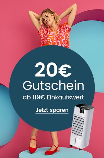 20€ Gutschein ab 119€ Einkaufswert – Frau in bunter Bluse posiert vor pinkem Hintergrund neben kleinem weißen Klimagerät