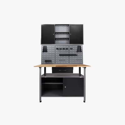 Schwarzer Werkstatt-Schrank mit Lochwand, Schubladen und Arbeitsfläche. Oben zwei Schränke, unten offene Fächer und Schranktüren.