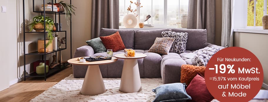 -19% MwSt. auf Möbel & Mode – Gemütliches Wohnzimmer mit grauem Sofa, bunten Kissen, zwei runden Tischen und Regal mit Pflanzen