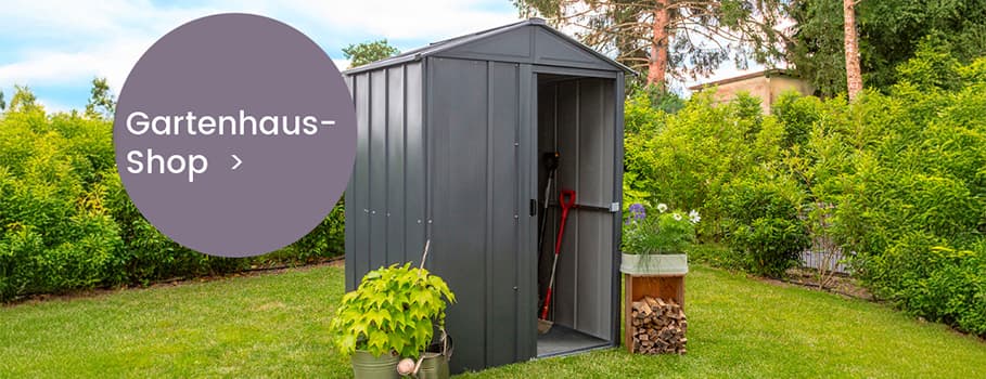 Gartenhaus-Shop – Dunkelgraues Gartenhaus in grünem Garten, daneben Pflanztopf und Holzstapel