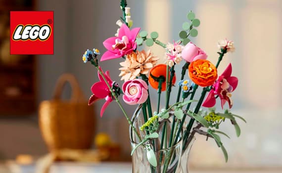 LEGO-Logo – bunter Blumenstrauß aus LEGO-Steinen in einer Glasvase