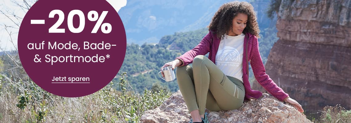 -20 % auf Mode, Bade- & Sportmode – Frau in Outdoor-Look sitzt mit Becher auf Felsen vor Berglandschaft