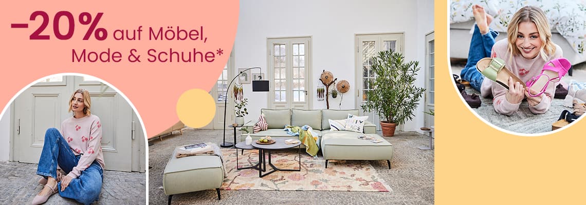 -20 % auf Möbel, Mode & Schuhe – Frau im Wohnzimmer auf Sofa, daneben Frau im Pullover mit Jeans und Frau probiert Sandalen