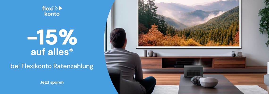 -15 % auf alles bei Flexikonto Ratenzahlung – Person sitzt im Wohnzimmer und schaut auf großen Bildschirm mit Berglandschaft