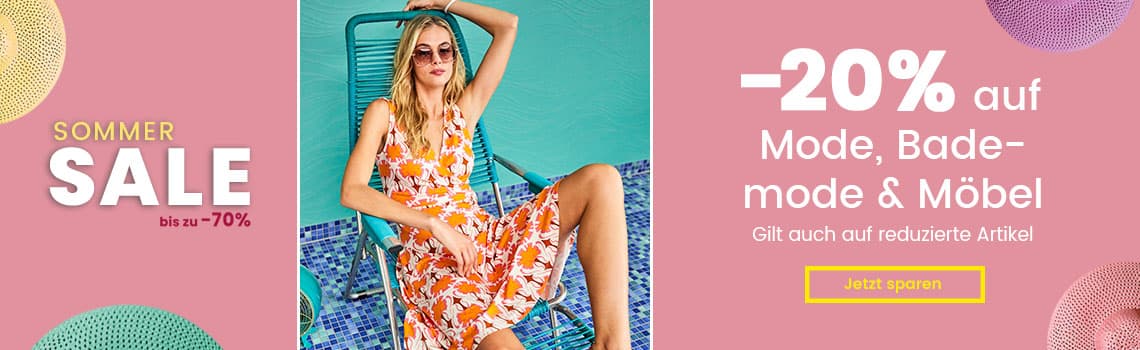 Sommer Sale bis zu 70 % und 20 % auf Mode, Bademode und Möbel – Person im gemusterten Kleid sitzt auf Poolstuhl